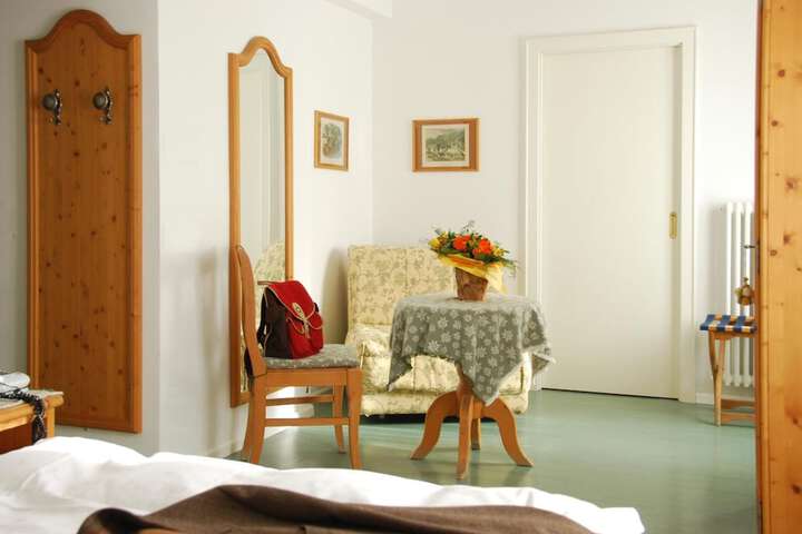 Room 8 of 125