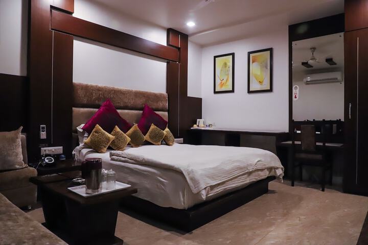 Room 12 of 32