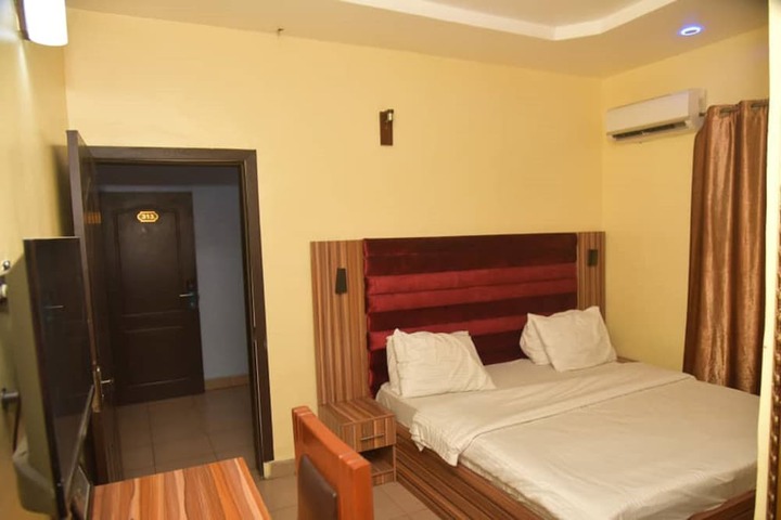 Room 6 of 12