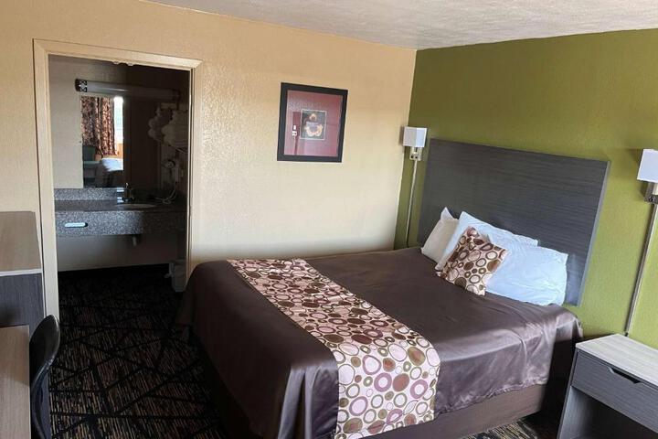 1 Queen Bed (4 of 13)