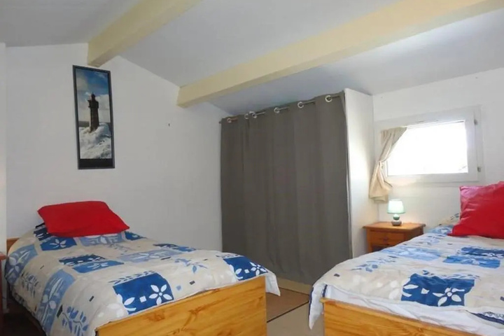 Room 5 of 9