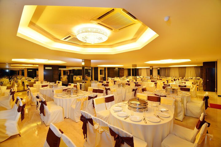 Ballroom/Hall 15 of 19