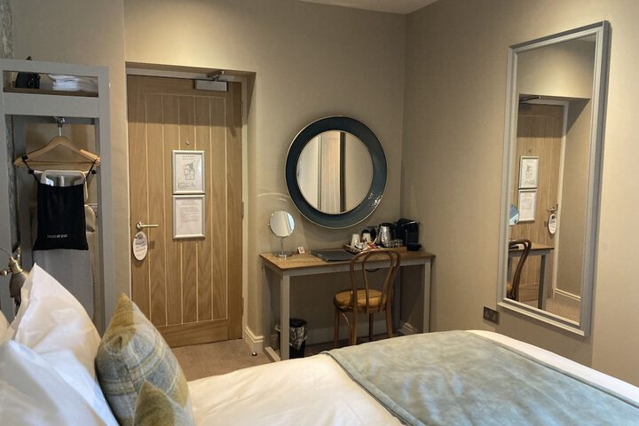 Room 6 of 14