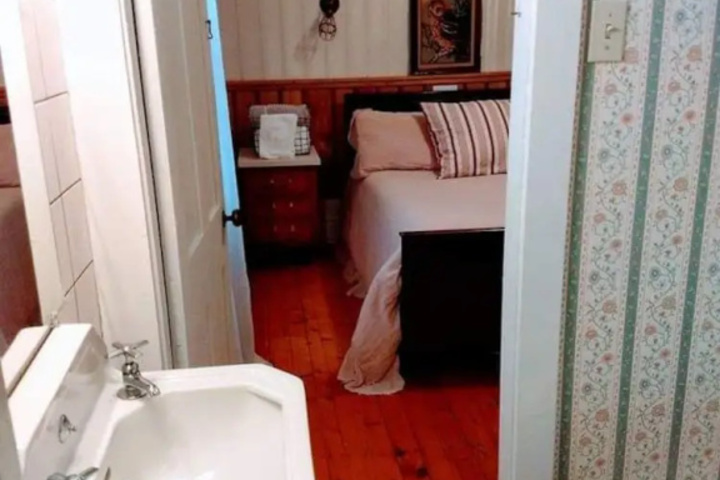 Room 7 of 12