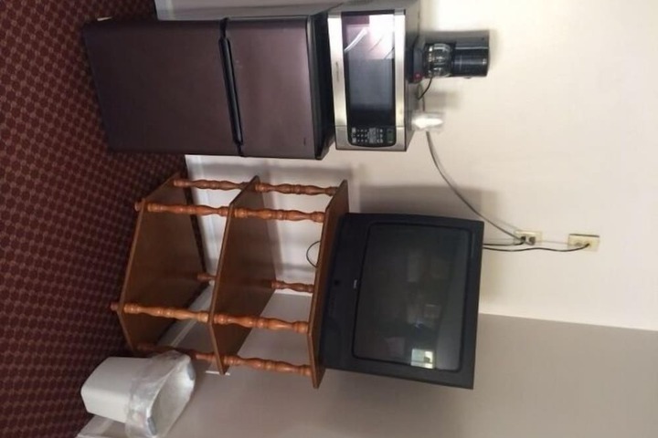 1 Queen Bed (2 of 7)