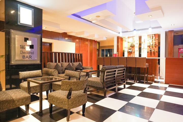 Lounge 40 of 52