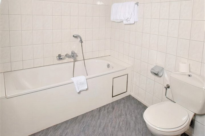 Room 32 of 42