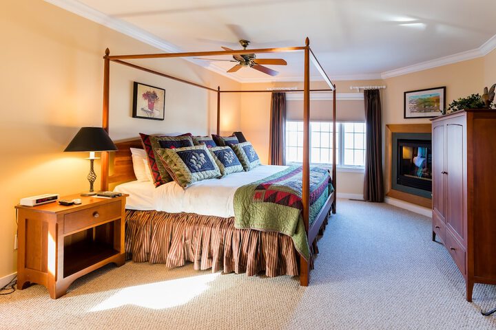 Deluxe King Bed (103 of 119)