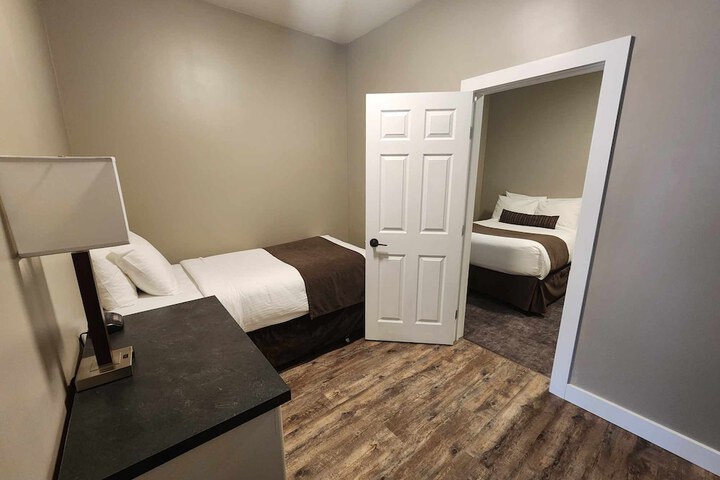 Room 4 of 32