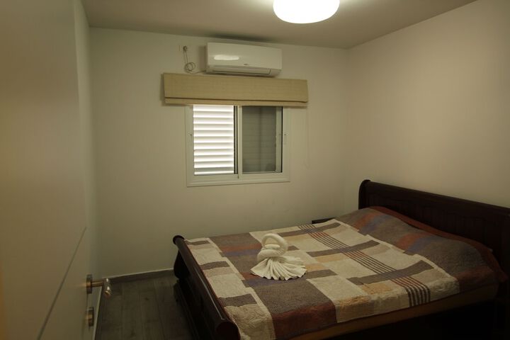 Room 2 of 37