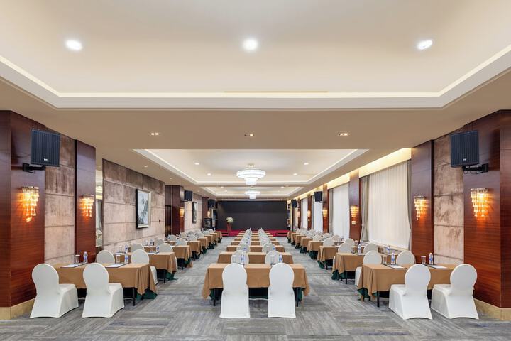 Ballroom/Hall 69 of 100