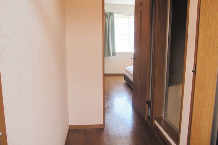 Room 6 of 12