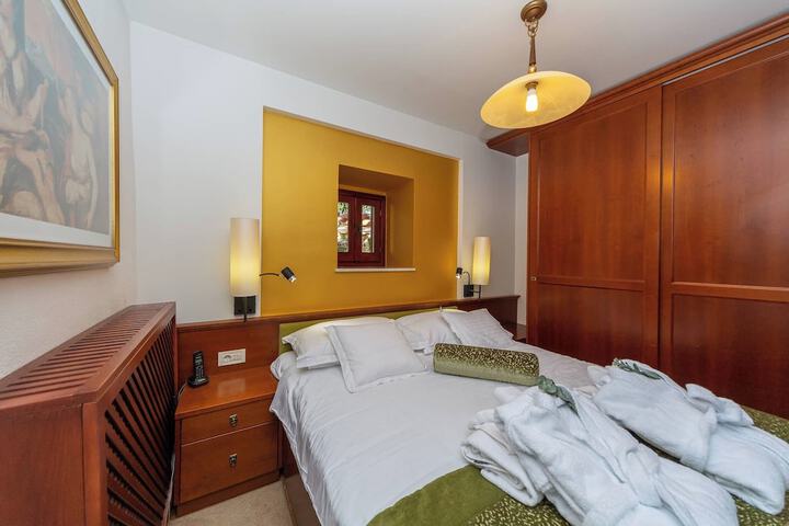 Room 12 of 120