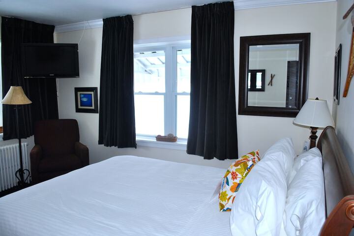 Signature House 1 Queen Bed Balcony Lake View (7 of 9)