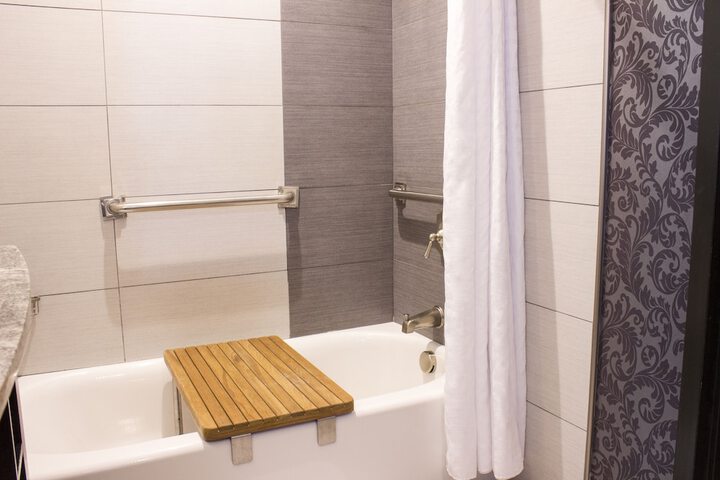 Deluxe 2 Queen Beds Bathtub Accessible (5 of 7)
