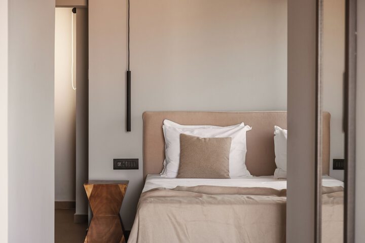Room 7 of 221