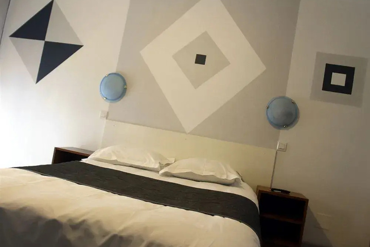 Room 4 of 15