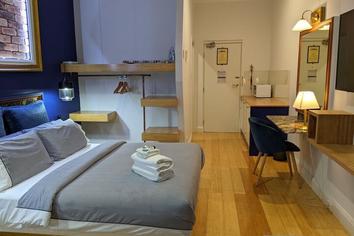Room 8 of 175