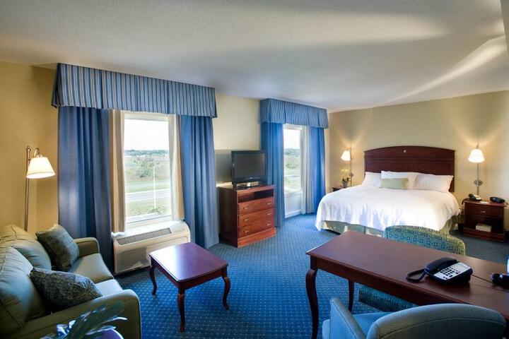 1 King Bed (2 of 7)