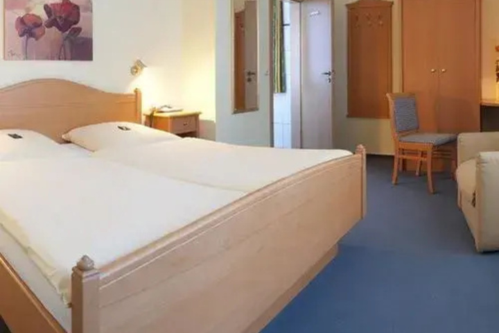 Room 4 of 10