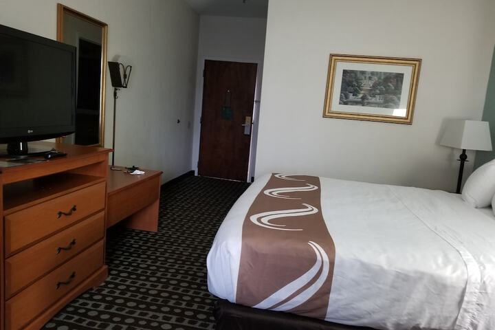 1 King Bed (2 of 16)