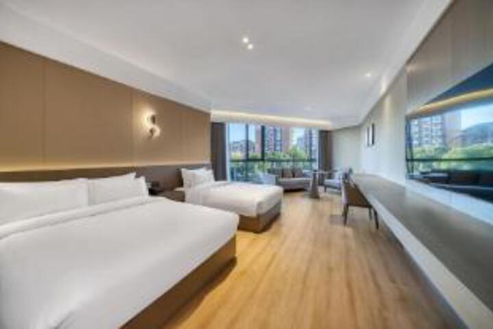 Room 9 of 10