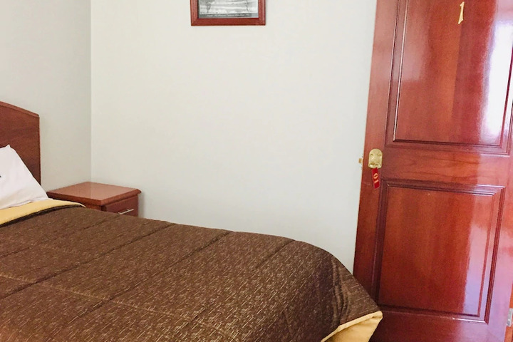 Room 6 of 9