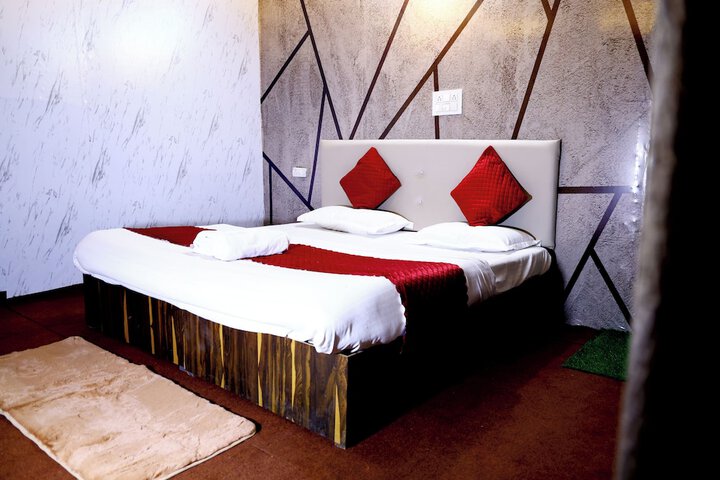 Room 4 of 16