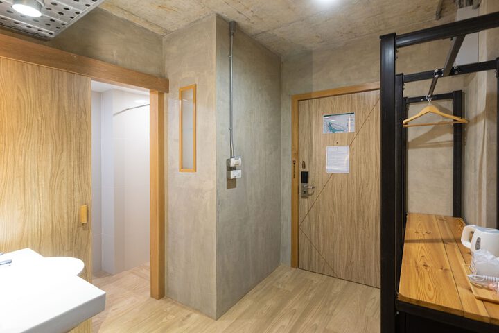 Room 16 of 34