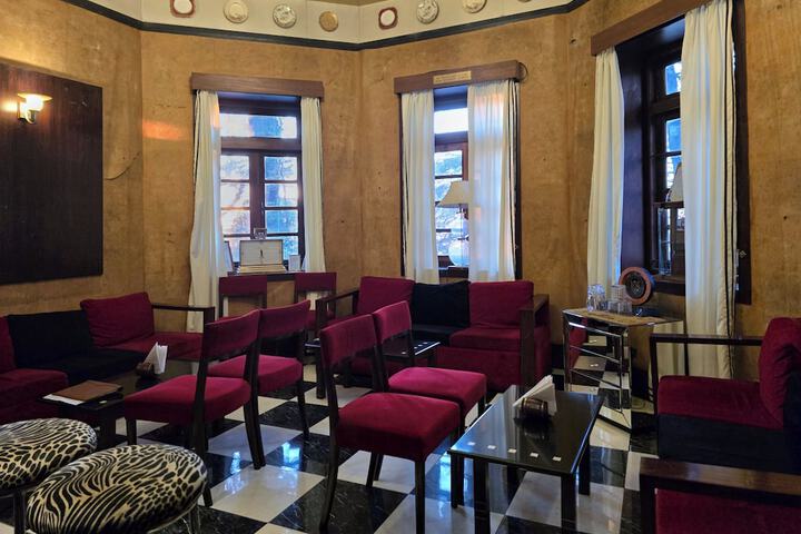 Lounge 147 of 165