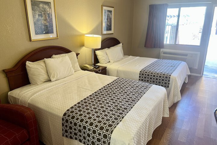 2 Queen Beds (9 of 12)