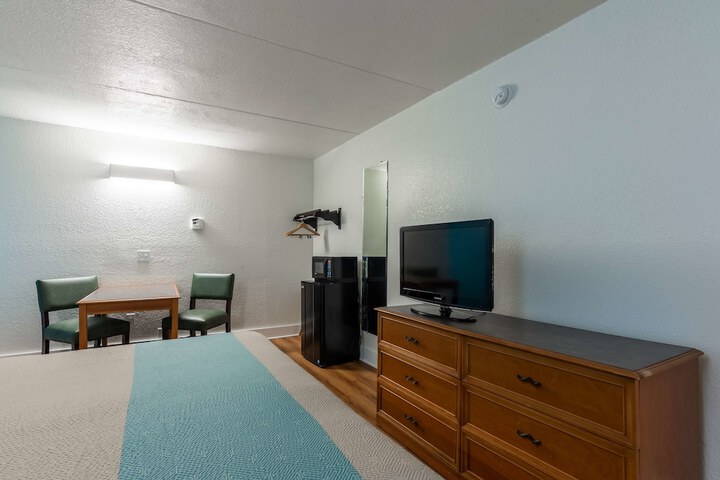 1 King Bed (6 of 8)