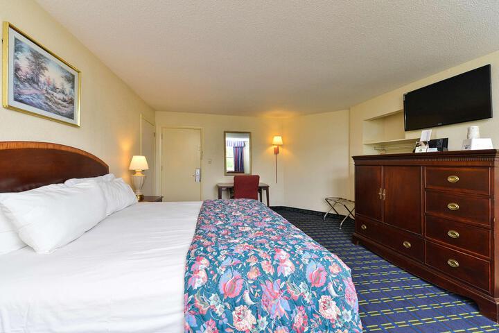 1 King Bed (3 of 4)