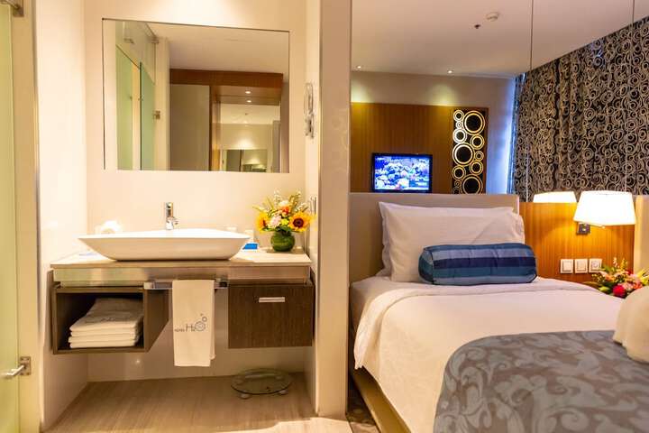Room 49 of 204
