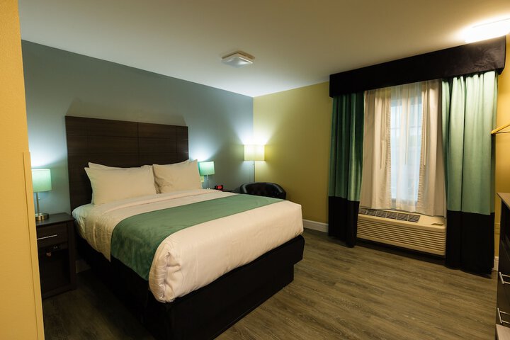 1 Queen Bed (18 of 26)