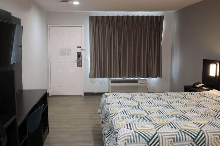 Deluxe Room 1 King Bed Refrigerator, Microwave (18 of 18)