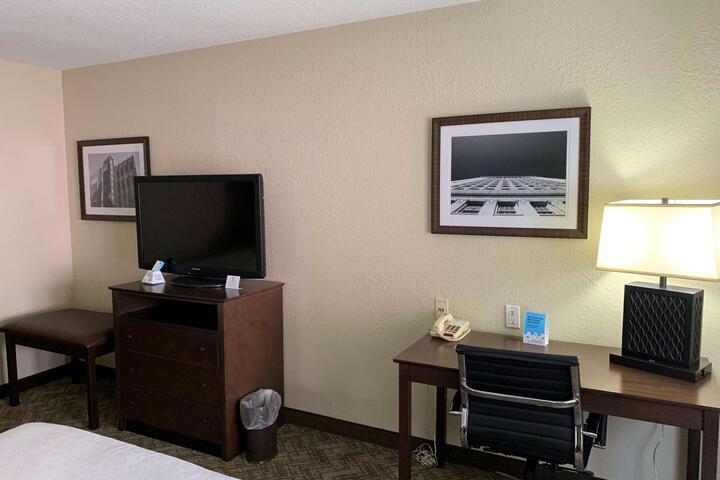 2 Double Beds Sitting Area Work Desk Microwave and Refrigerator WiFi Full Breakfast (5 of 6)