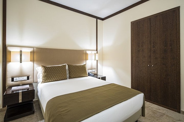 Room 6 of 18