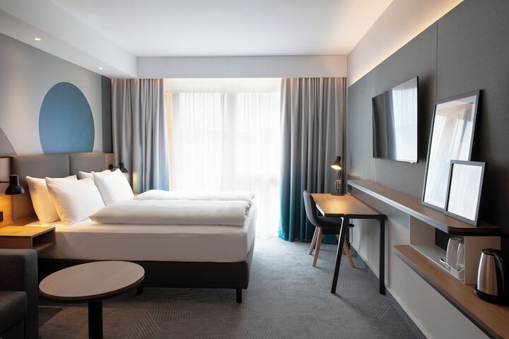 Room 35 of 182
