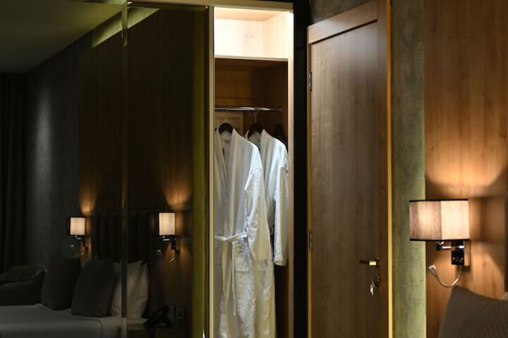 Room 8 of 76