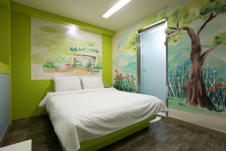 Room 28 of 69