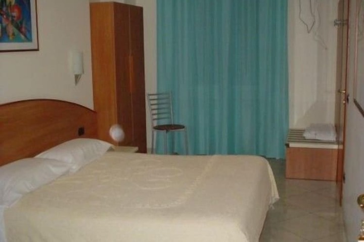 Room 4 of 14