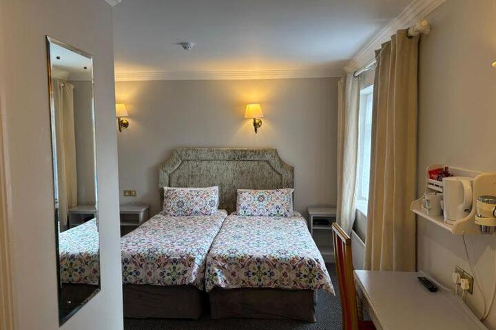 Room 4 of 18