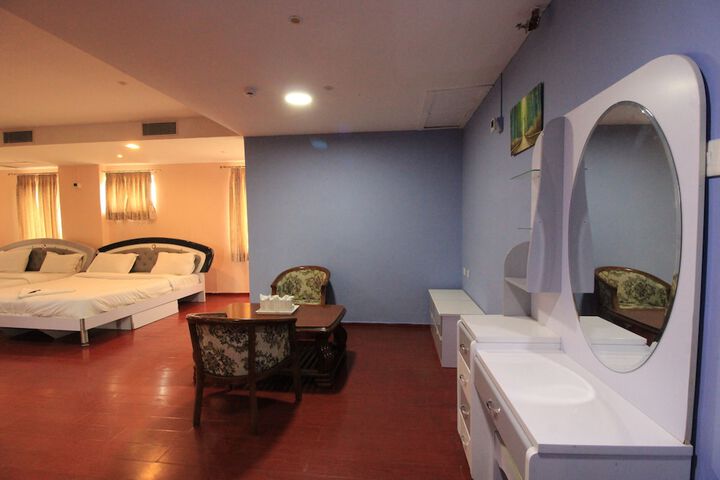 Room 7 of 12