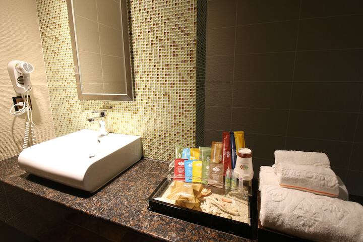 Room 2 of 80