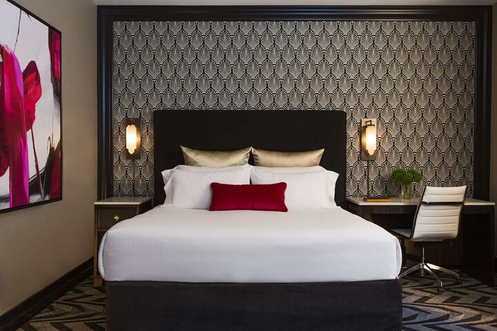 Deluxe King Bed (10 of 23)