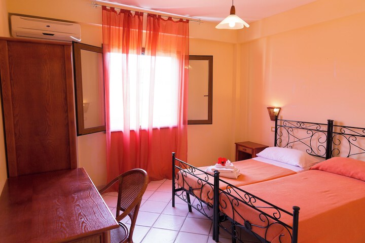 Room 3 of 62