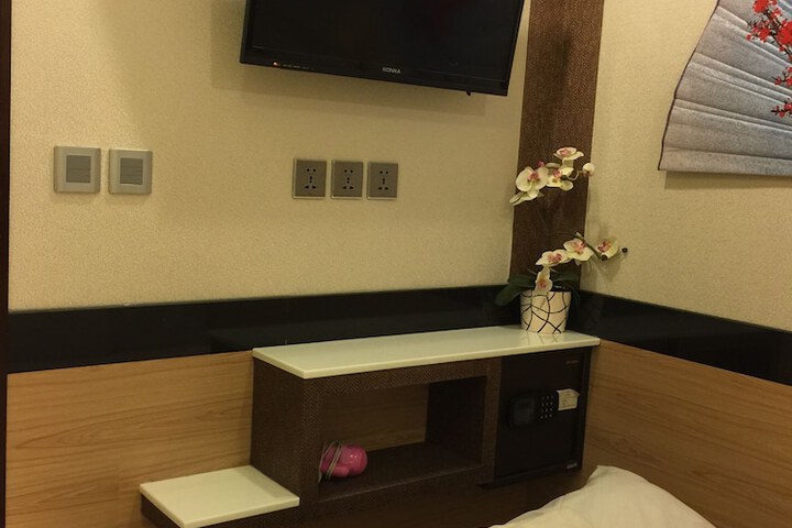 Room 9 of 106