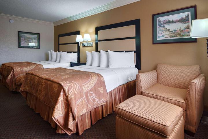 2 Queen Beds Pet Friendly Bathtub Accessible (4 of 12)