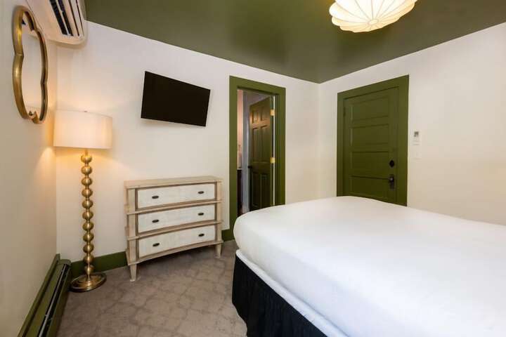 Room 32 of 55